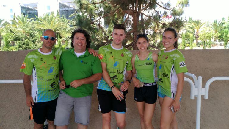 Miguel Baños -centro- junto a Alba Lázaro y Mara Arranz (d) junto a sus entrenadores.