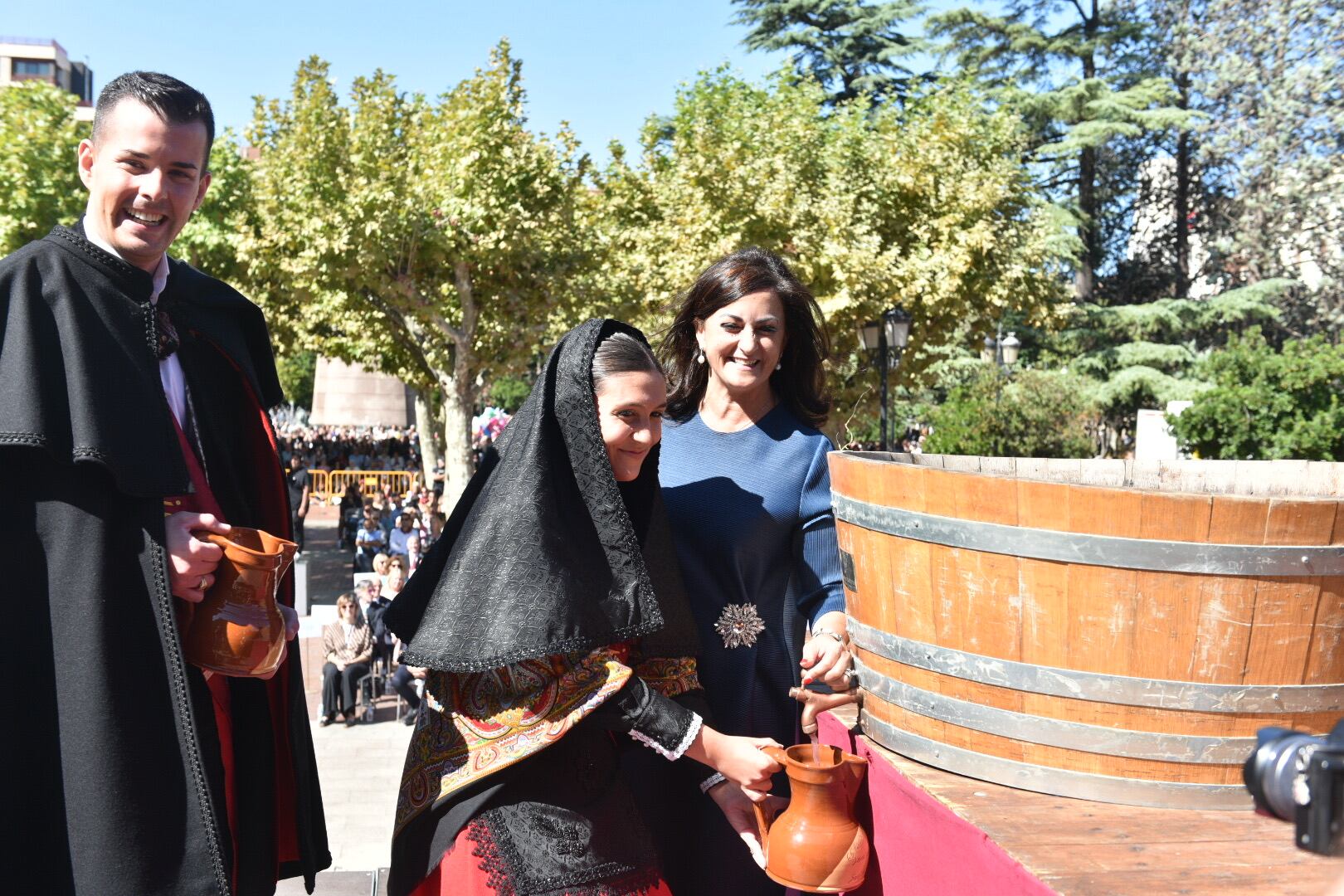 La presidenta de La Rioja, Concha Andreu, defiende la unidad del Rioja en el acto institucional del pisado de la uva y ofrenda del primer mosto.