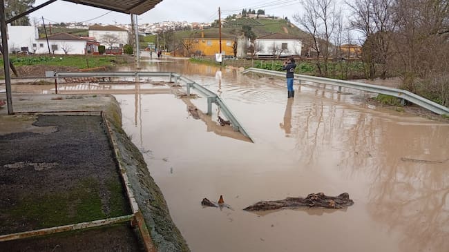Carretera A-342 entre Cabra y Monturque por las Huertas Bajas inundada por el Río Cabra en las proximidades de Monturque