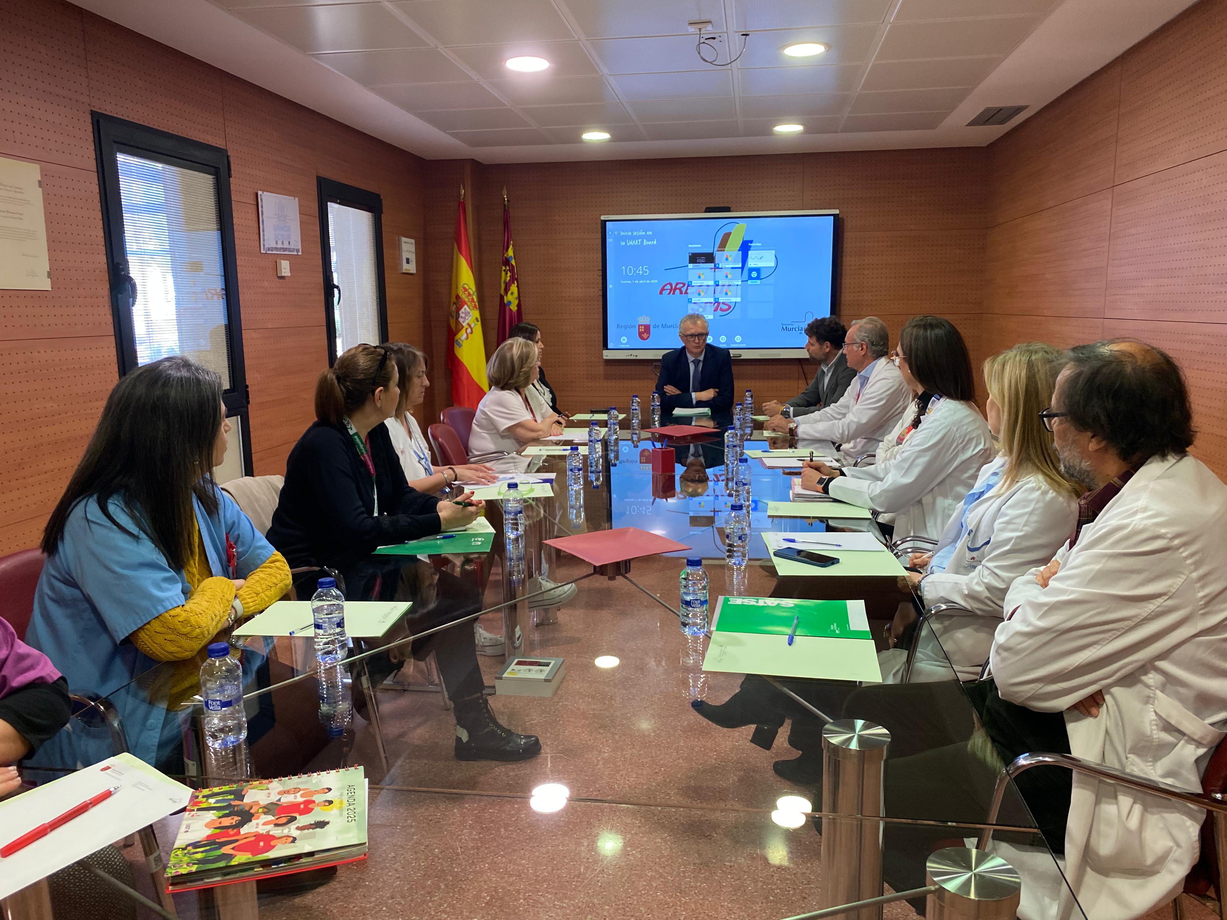 El consejero de Salud se reunió hoy con los sindicatos en Lorca y anunció la creación de nuevas plazas en el Área III de Salud.