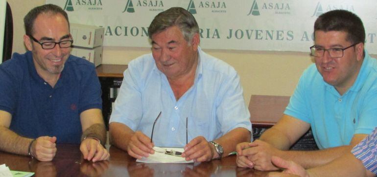 Los sindicatos y ASAJA en la firma del convenio