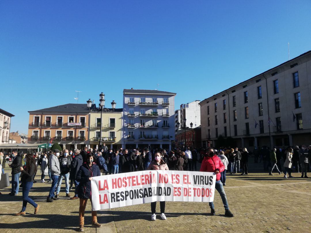 Concentración del sector de la hostelería del Bierzo en la plaza del Ayuntamiento de Ponferrada