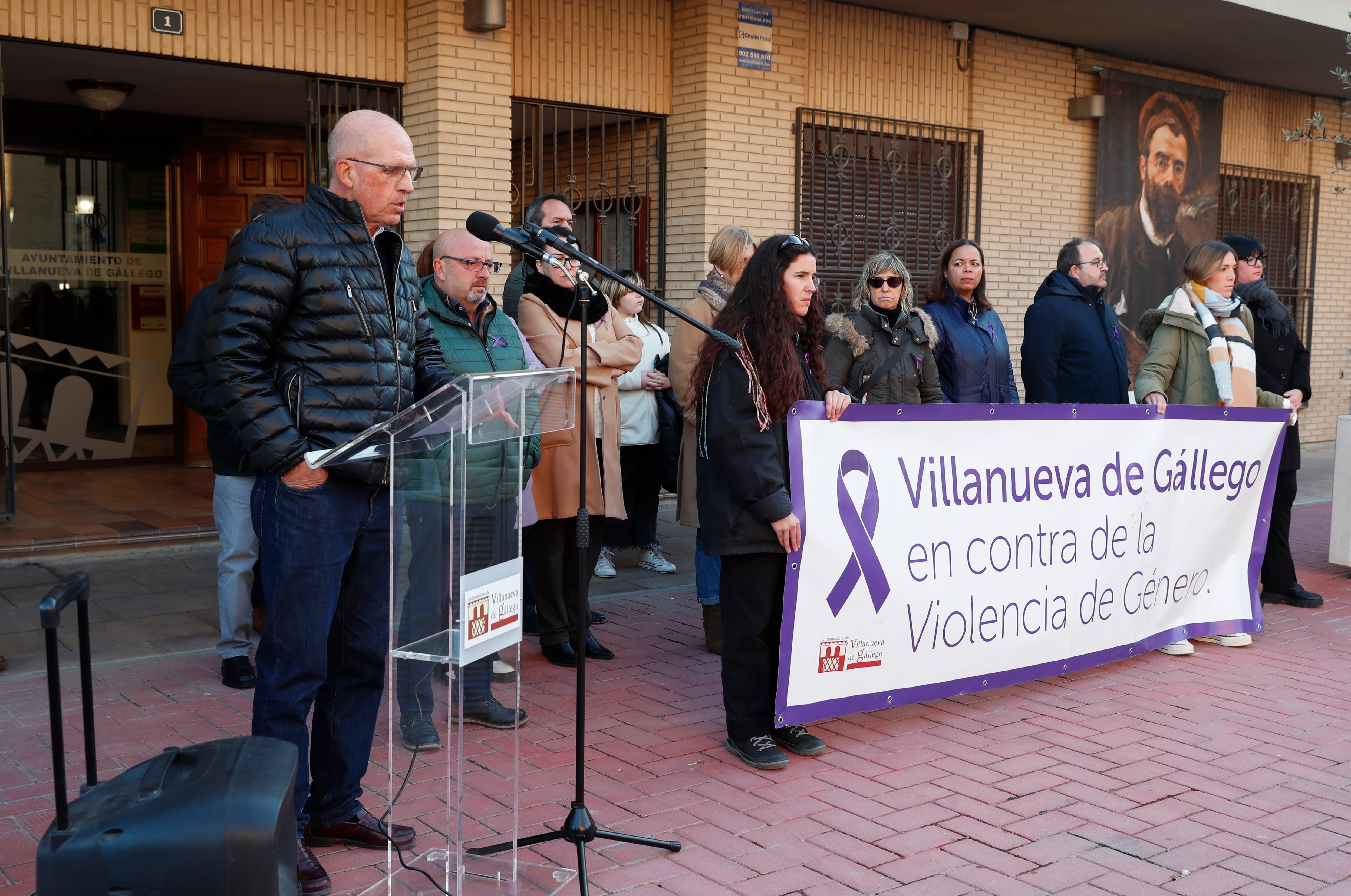 El alcalde de Villanueva de Gállego, Mariano Marcen, pronuncia unas palabras durante la concentración para condenar el asesinato de Mari Carmen, de 39 años, que fue asesinada en la localidad por su expareja y padre de su hijo, de 6 años, que estaba presente en el momento de los hechos.