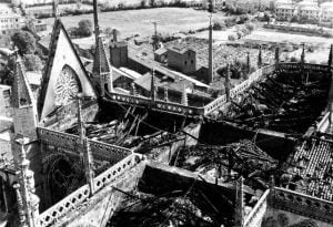 Imagen de las consecuencias del incendio de la Catedral de León en 1966