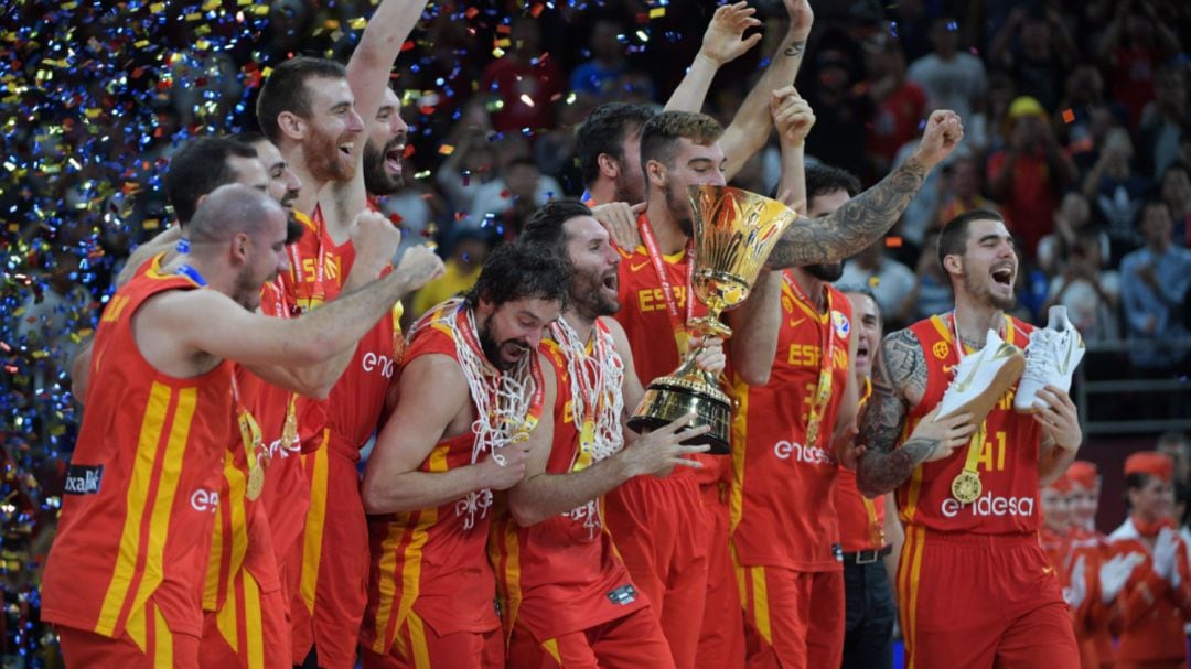 España celebra su victoria en el Mundial después de derrotar a Argentina en la final (75-95).