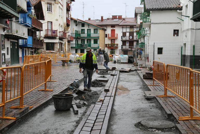 Situación en las que se encuentran las obras de reurbanización del último tramo de Santiago Kalea.