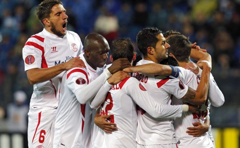 Los jugadores del Sevilla FC celebran el tanto de su compañero Carlos Bacca