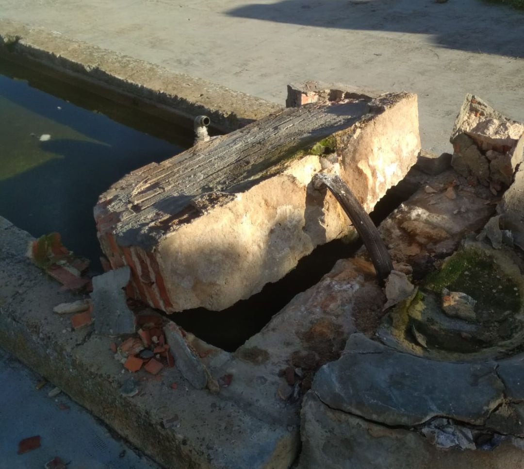 El pilón, destrozado en una de sus partes por los citados actos vandálicos