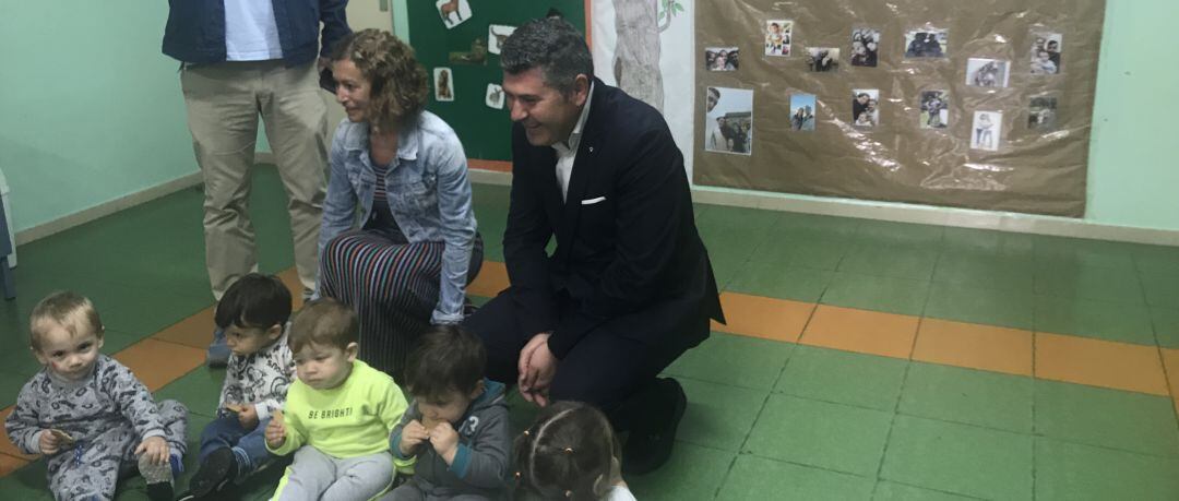 Ovidio Rodeiro visita la escuela Infantil de Elviña
