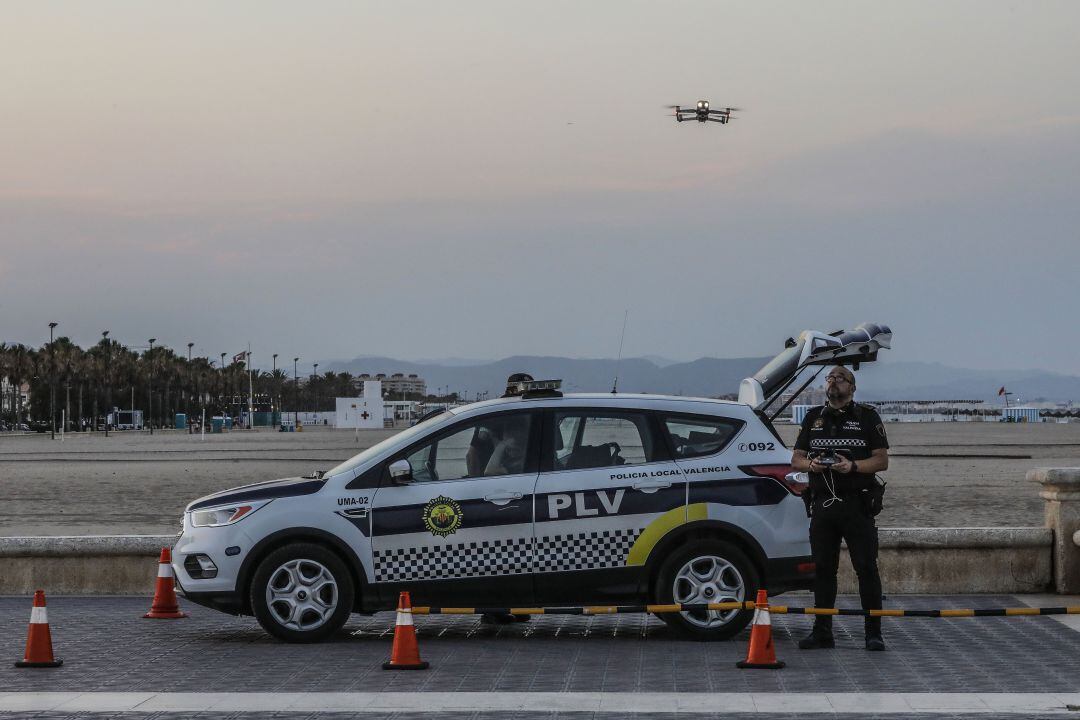 Casi 200 agentes de Policía Local participaron en el dispositivo especial para evitar aglomeraciones en la noche de San Juan.