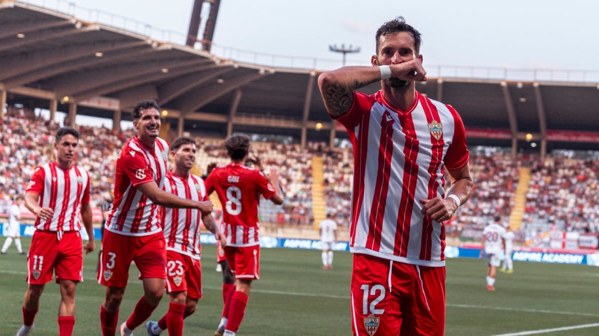 Leo Baptistao celebrando el gol que a la postre dio los tres puntos al equipo rojiblanco en el &#039;Reino de León&#039;.