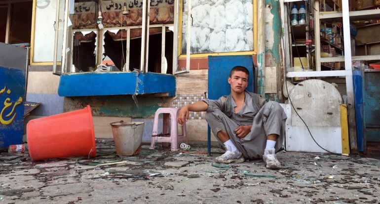 Un chico cerca de la zona donde se ha producido el ataque suicida en Kabul.