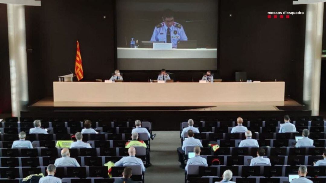 El major Trapero durant la reunió amb els comandaments dels Mossos d'Esquadra