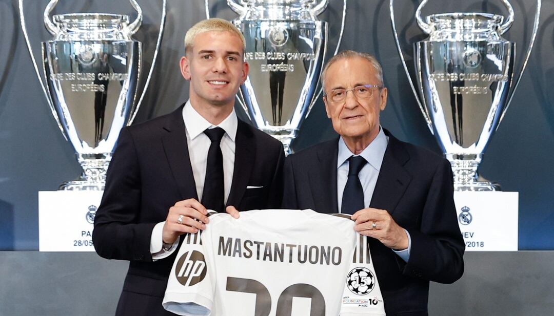 Franco Mastantuono posa con la camiseta del Real Madrid