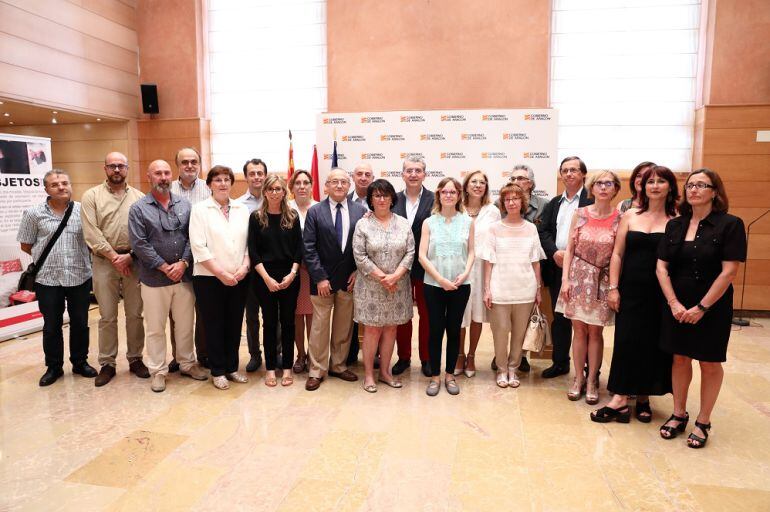 El consejero de Sanidad, Sebastián Celaya, y representantes de las 13 entidades sociales firmantes