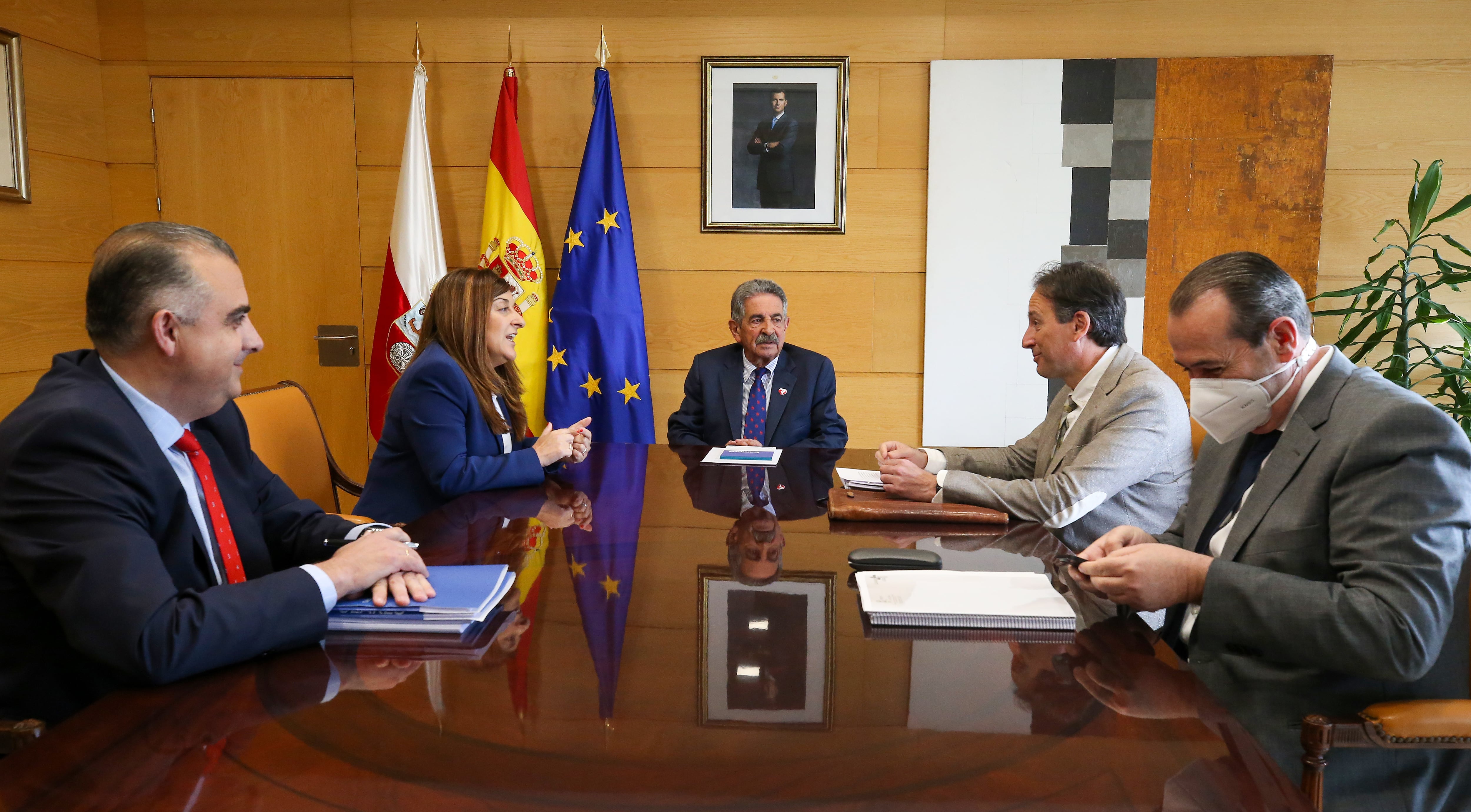 El presidente de Cantabria, Miguel Ángel Revilla, y el consejero de Obras Públicas, Ordenación del Territorio y Urbanismo, José Luis Gochicoa, se reúnen con la presidenta del Partido Popular (PP) de Cantabria, María José Sáenz de Buruaga
5 may 22.