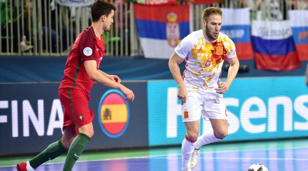 Solano trata de manejar el balón durante la final