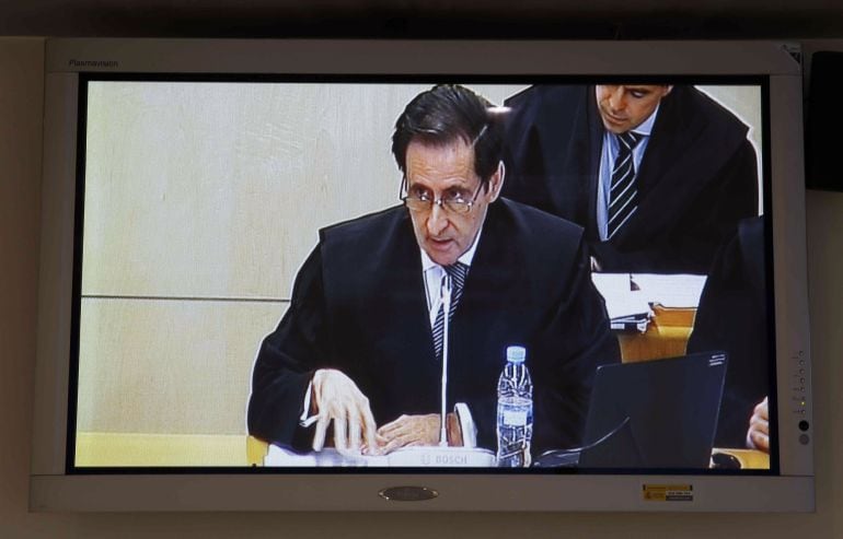 Imagen del monitor de la sala de prensa de la Audiencia Nacional de San Fernando de Henares con la declaración de Fernando Aizpún, abogado del FROB