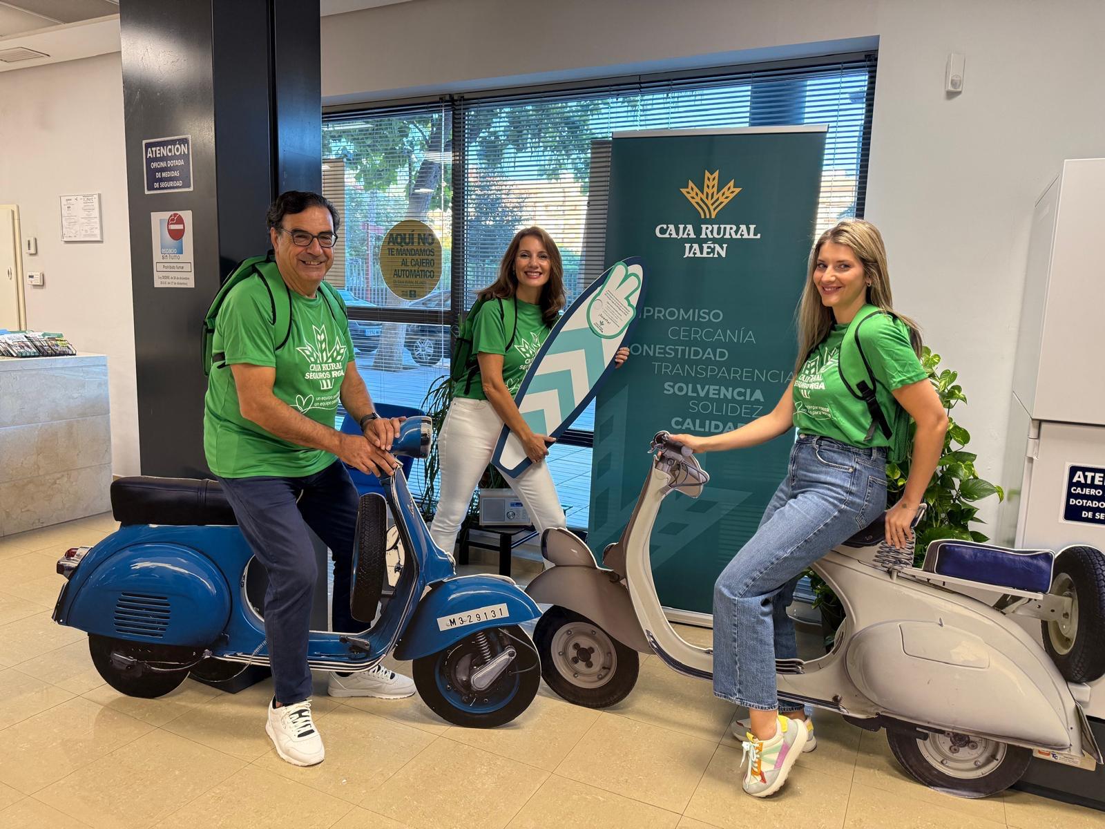 Empleados de una oficina de Caja Rural en Jaén vistiendo las camisetas de la acción solidaria.