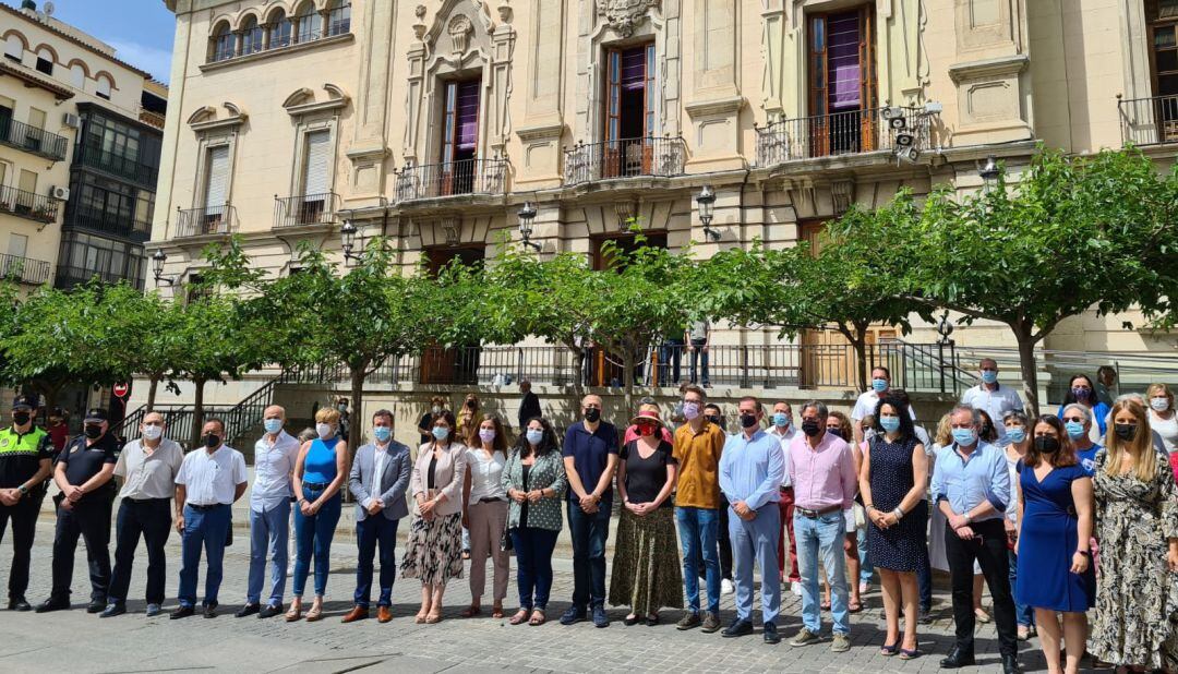 Concejales y vecinos de Jaén durante el minuto de silencio.