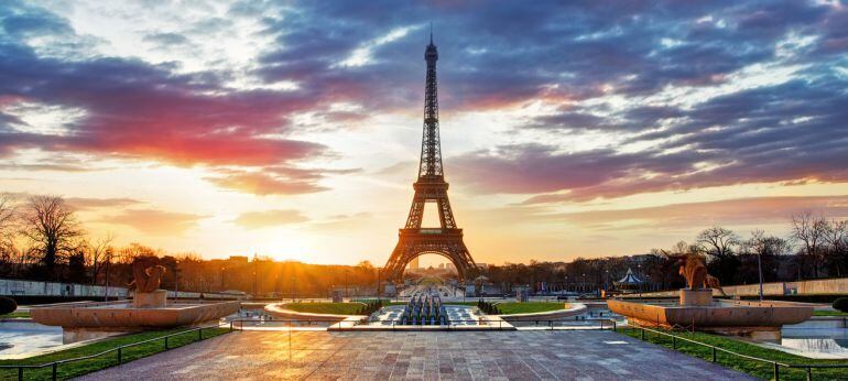 Amanecer en París con la Torre Eiffel.