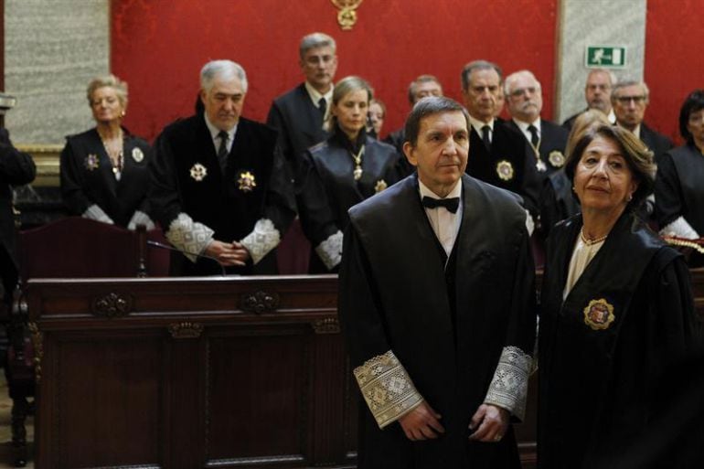 Manuel Moix, junto a su madrina Pilar Fernández Valcárcel, durante el acto en el que ha tomado posesión como nuevo fiscal jefe de la Fiscalía Anticorrupción