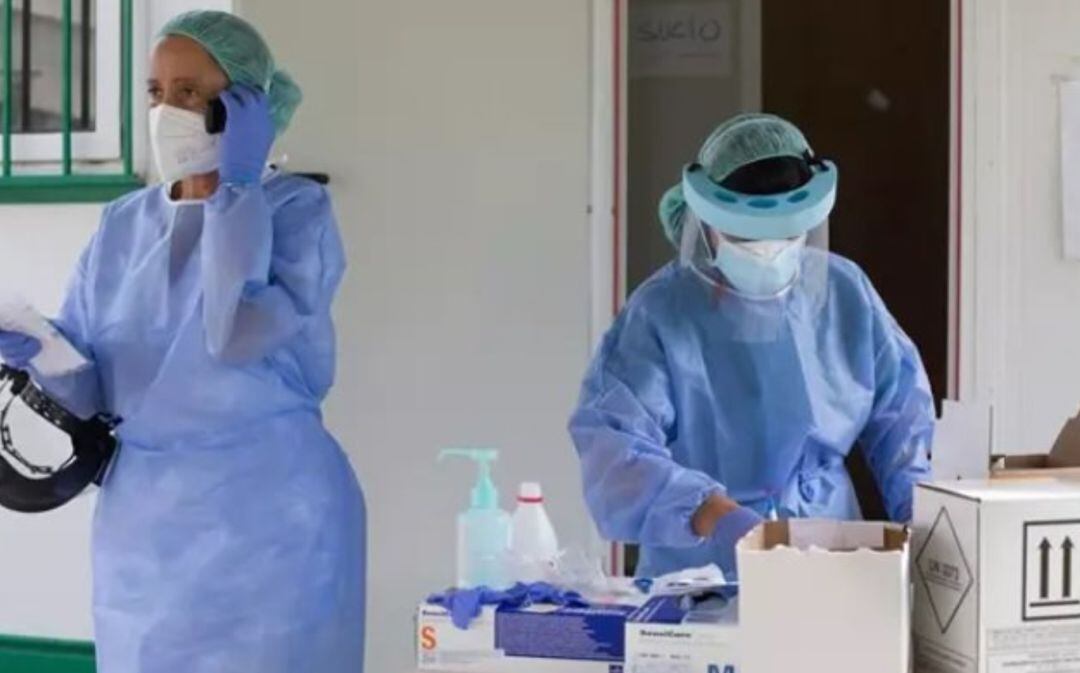 Personal sanitario prepara pruebas PCR. Imagen de archivo