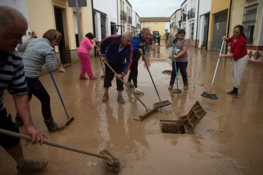 Los vecinos de Campillos limpiando sus calles días después de las fuertes lluvias