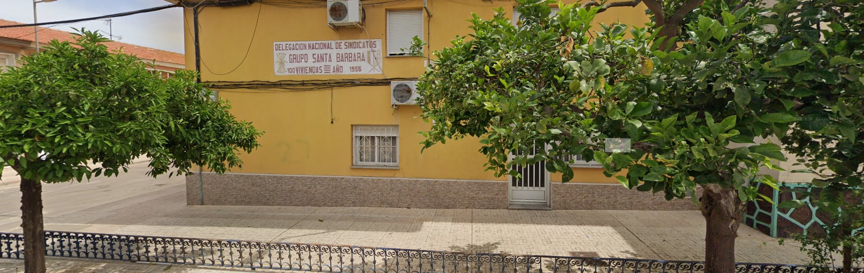 Placa con simbología de Falange en la Barriada de Santa Bárbara (La Unión).