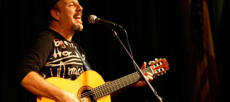 El cantautor durante un concierto