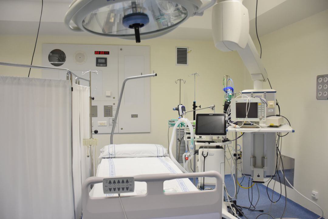 Una de las camas UCI del hospital doctor José Molina Orosa de Arrecife.