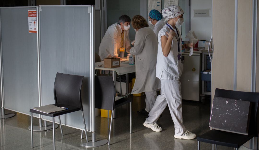 Varias enfermeras reunidas durante la preparación de la vacuna de Pfizer-BioNtech contra el COVID-19.