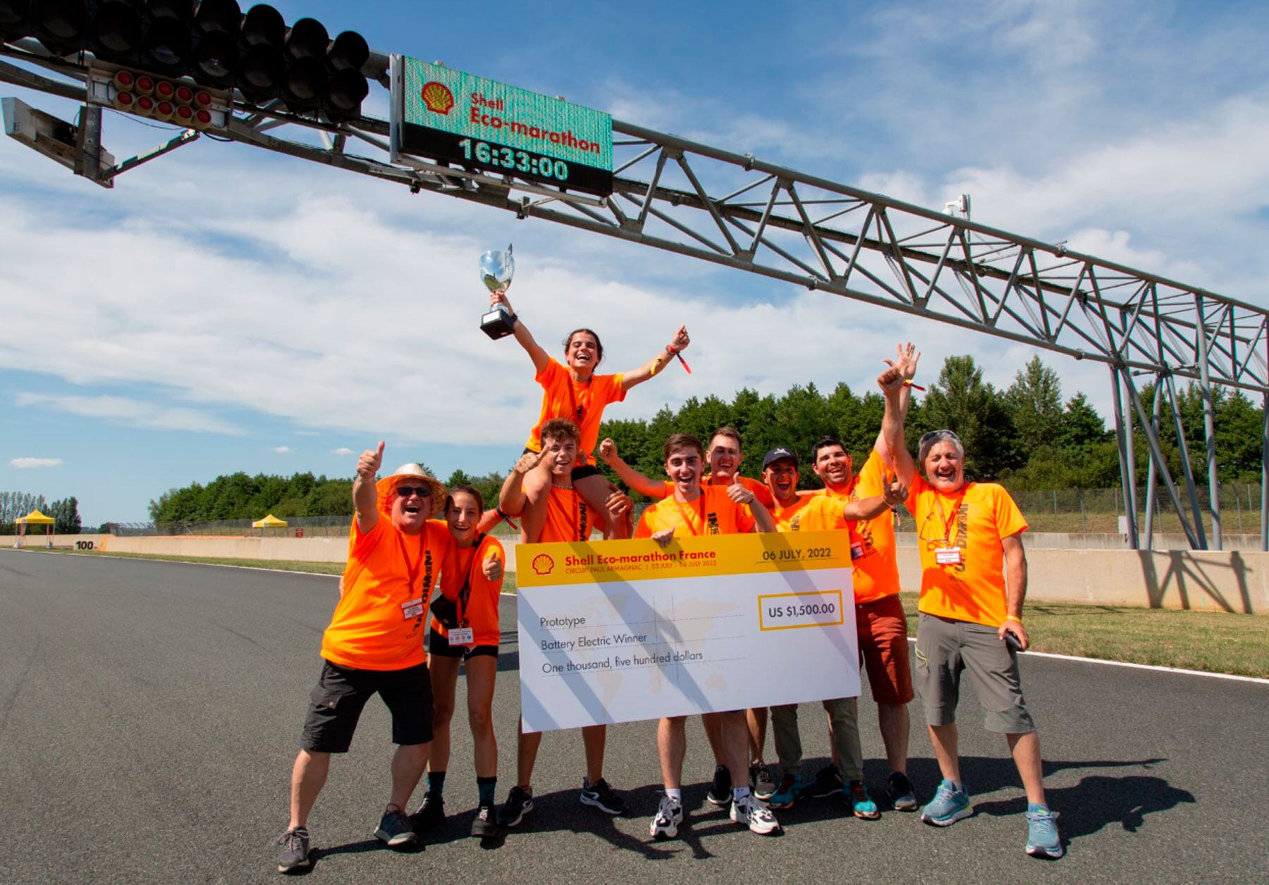Los componentes del Ecodimoni celebrando la victoria a pie de pista