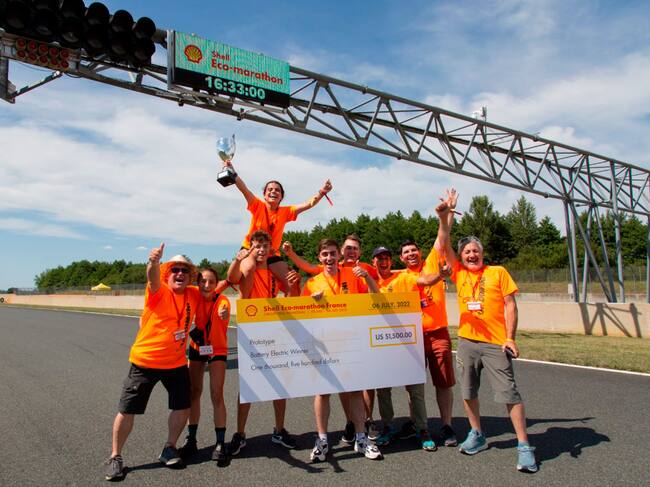 Los componentes del Ecodimoni celebrando la victoria a pie de pista