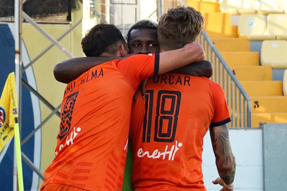 Manu Palma i Keita Jr celebren amb Nacho Porcar el gol. Foto: Atzeneta UE