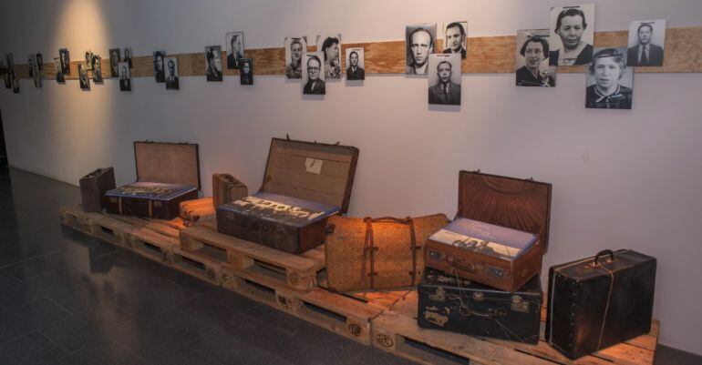 Objectes utilitzats durant la fugida i retrats de fugits, alguns dels elements de l'exposició "Fugint de l'Holocaust".