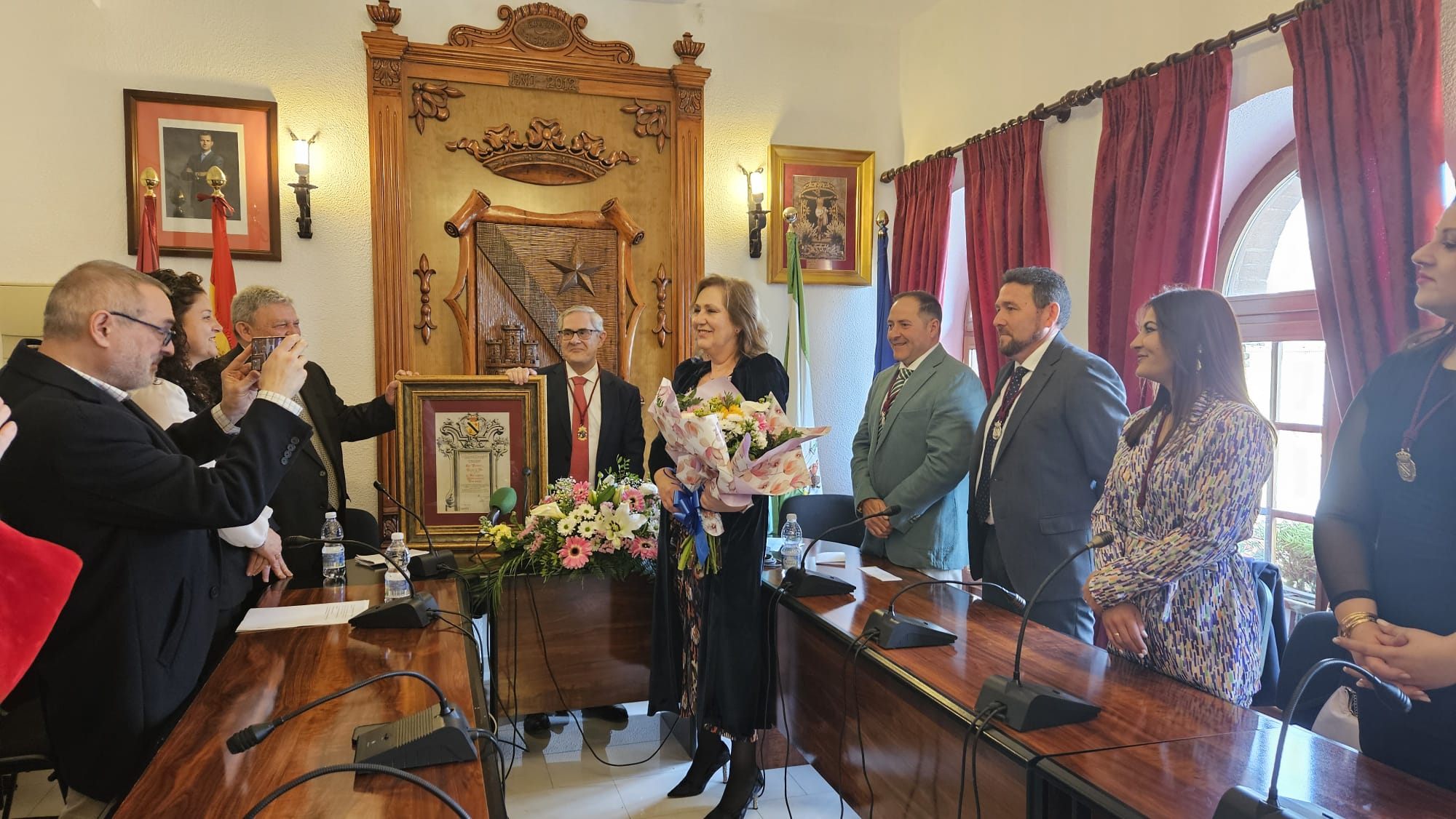 Momento de entrega del cuadro conmemorativo a Ricardo Fernández Valadés y ramo de flores a su esposa, Marilola