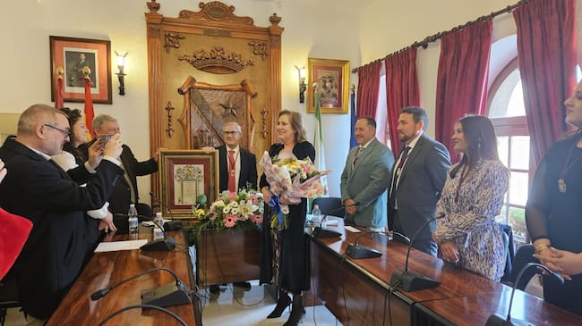 Momento de entrega del cuadro conmemorativo a Ricardo Fernández Valadés y ramo de flores a su esposa, Marilola