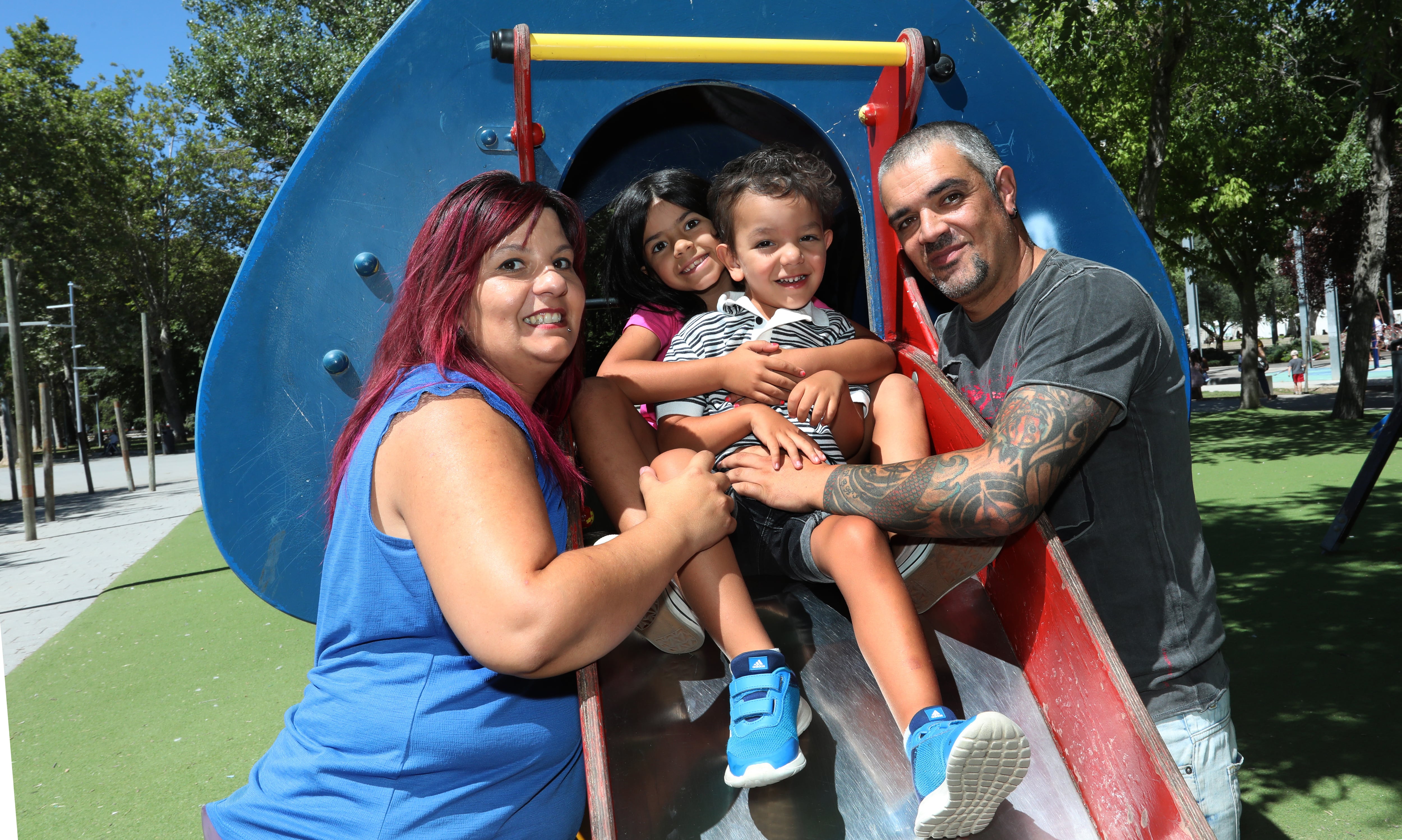 El pequeño Yeray afectado con el síndrome CHD8, una enfermedad muy rara, junto a su hermana Norah y sus padres Noelia García y Jorge Rebolledo