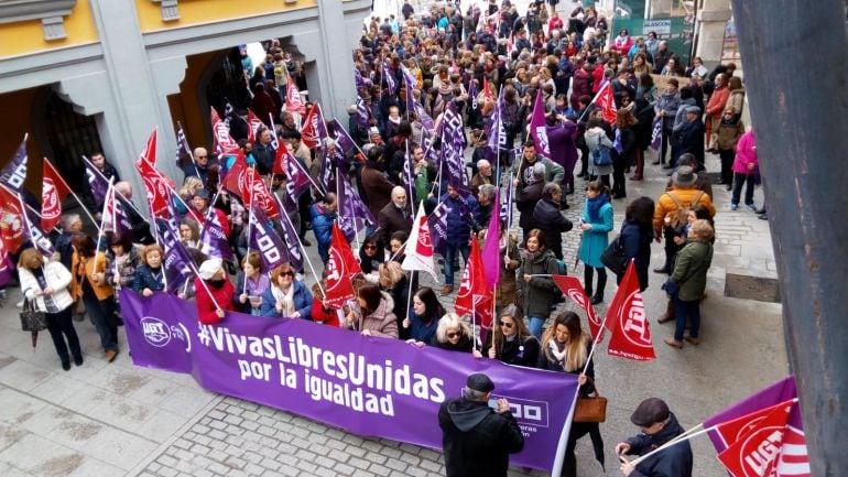 300 personas acudieron a la Plaza Mayor a la concentración de CCOO y UGT