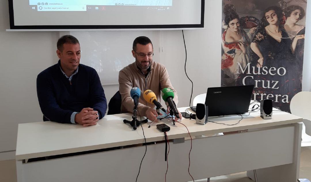 Juan Macías y Juan Franco, durante la rueda de prensa en la que han anunciado la rebaja del recibo del agua.