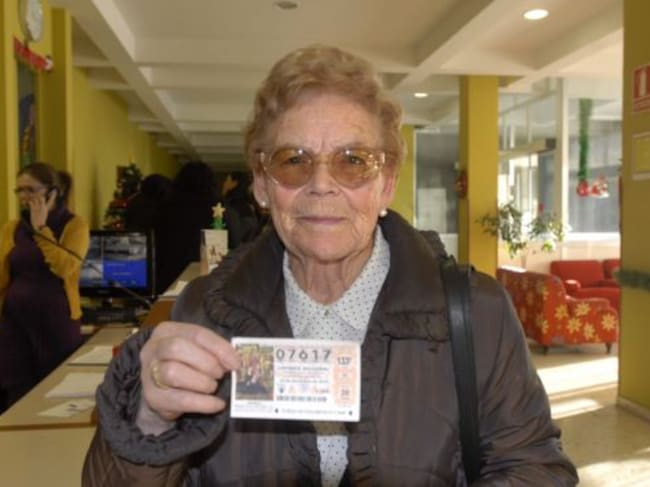 Una señora de la residencia de ancianos de la localidad de Armunia (León) agraciada con uno de los cuartos premios dotados con 200.000 euros a la serie