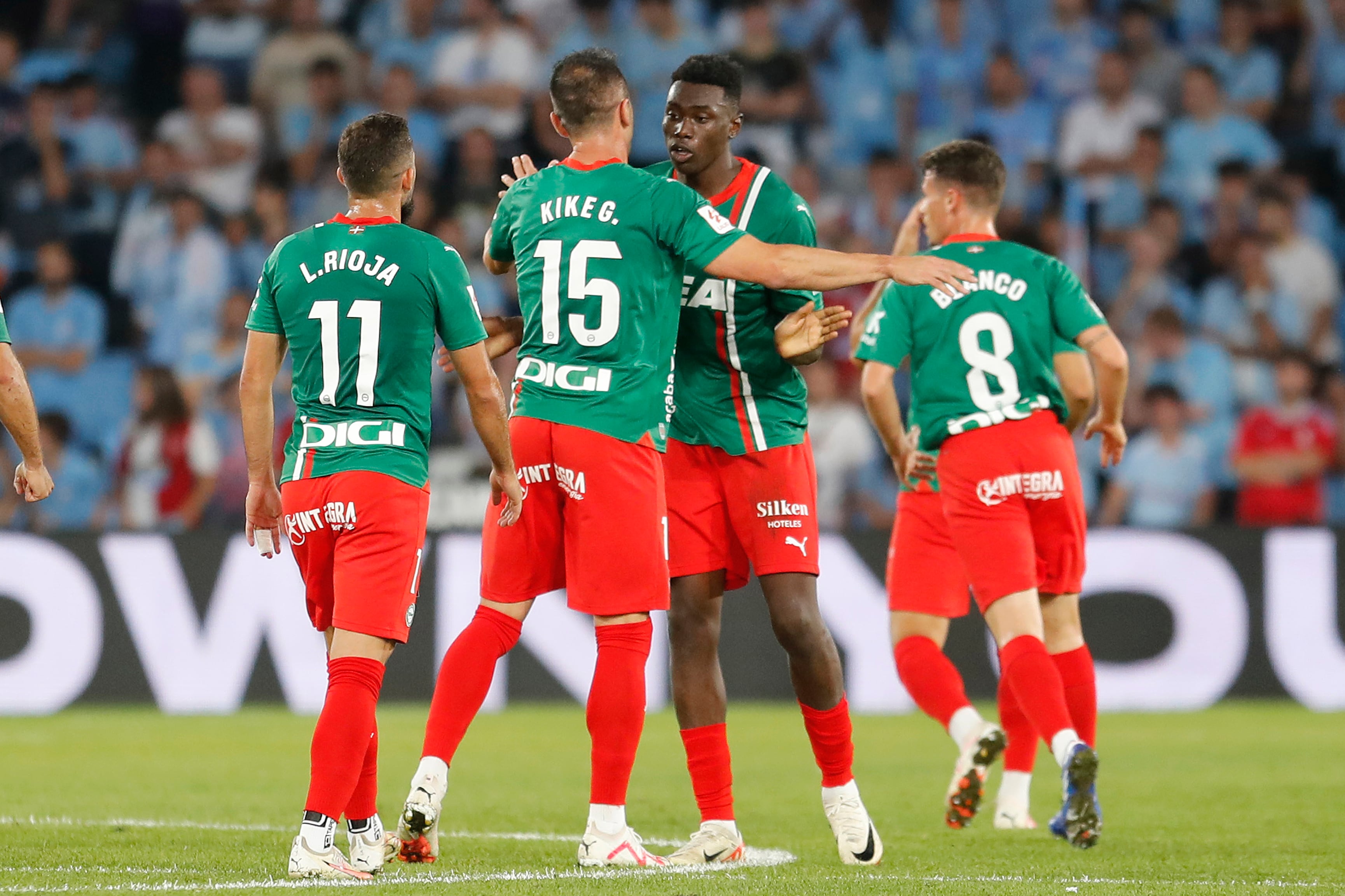 Samu Omorodion (2d) celebra su gol, primero del equipo vasco, durante el partido de la séptima jornada de LaLiga que Real Celta de Vigo y Deportivo Alavés.