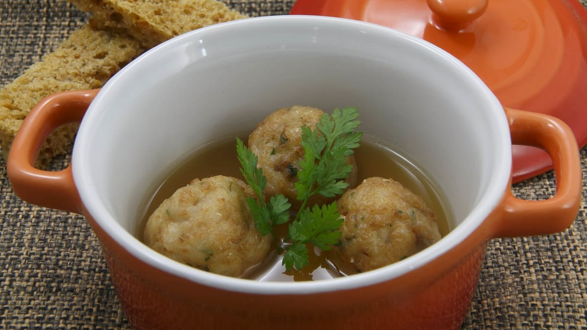 Exquisitas albóndigas de pescado con caldo de galeras, una receta del Estrella Michelin Julio Fernández