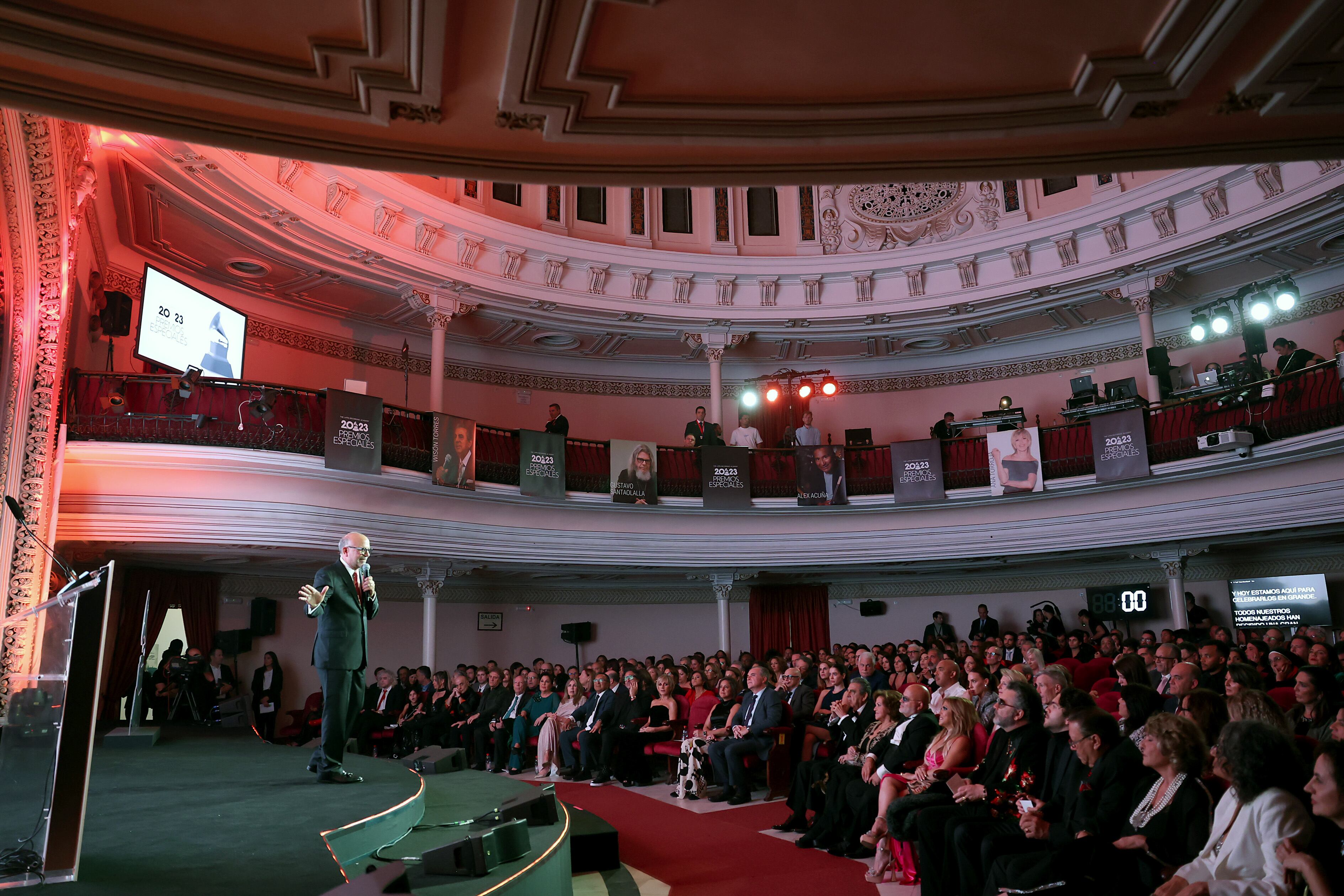 Manuel Abud, CEO de la Academia Latina de Grabación se dirige al público durante los Premios Especiales a la excelencia musical (Photo by Rodrigo Varela/Getty Images for Latin Recording Academy)