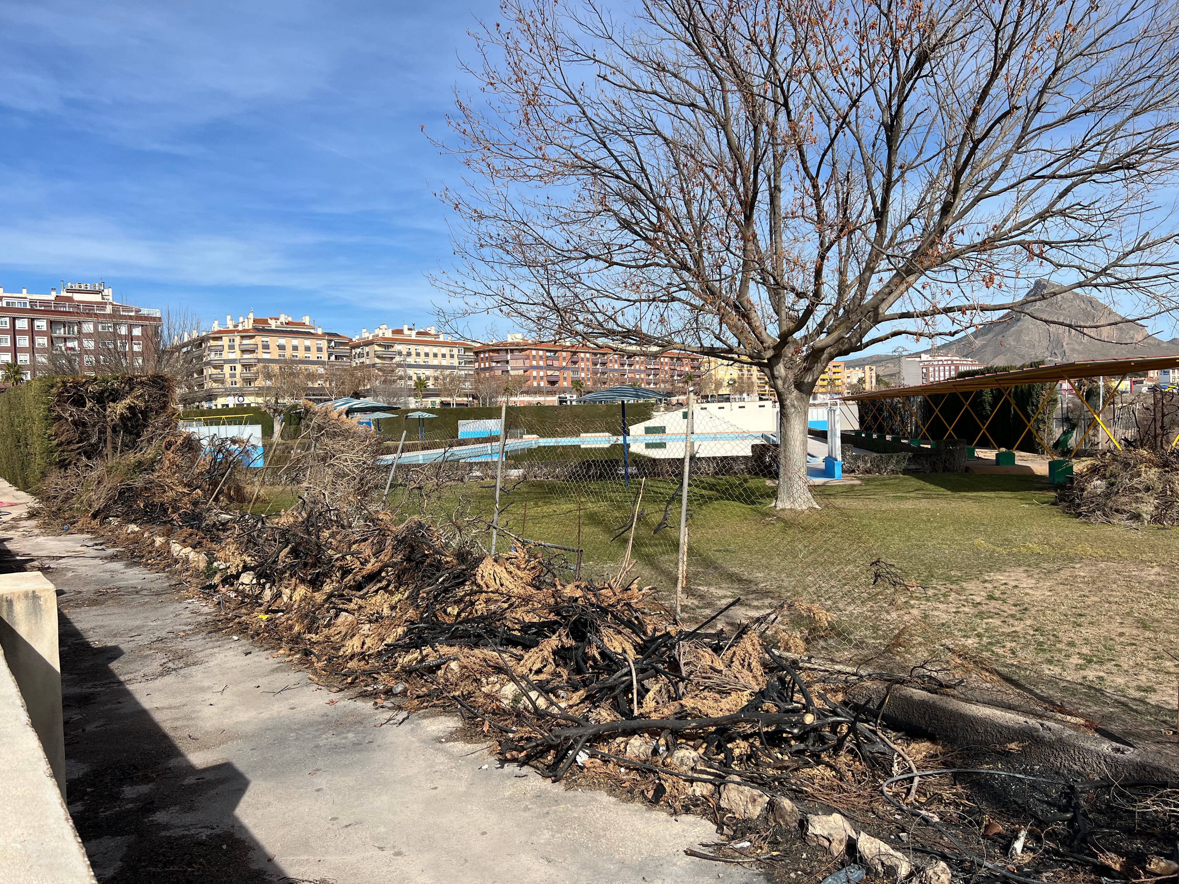 Zona quemada en las piscinas del Polideportivo Municipal de Jumilla