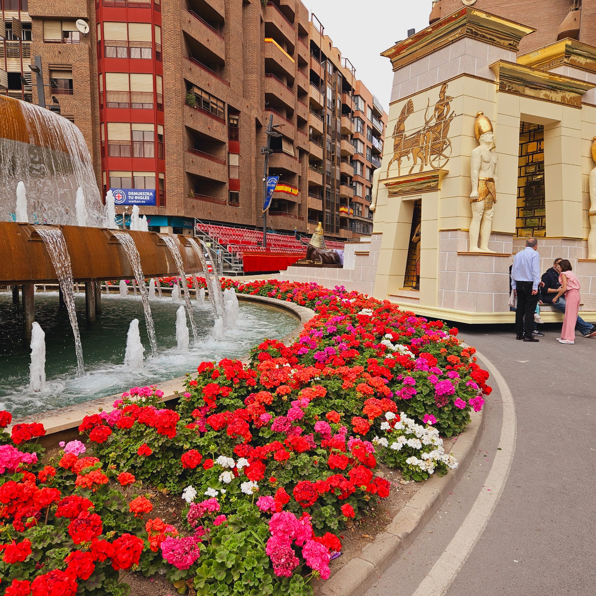 Los jardines de Lorca se tiñen de colores relacionados con la Semana Santa