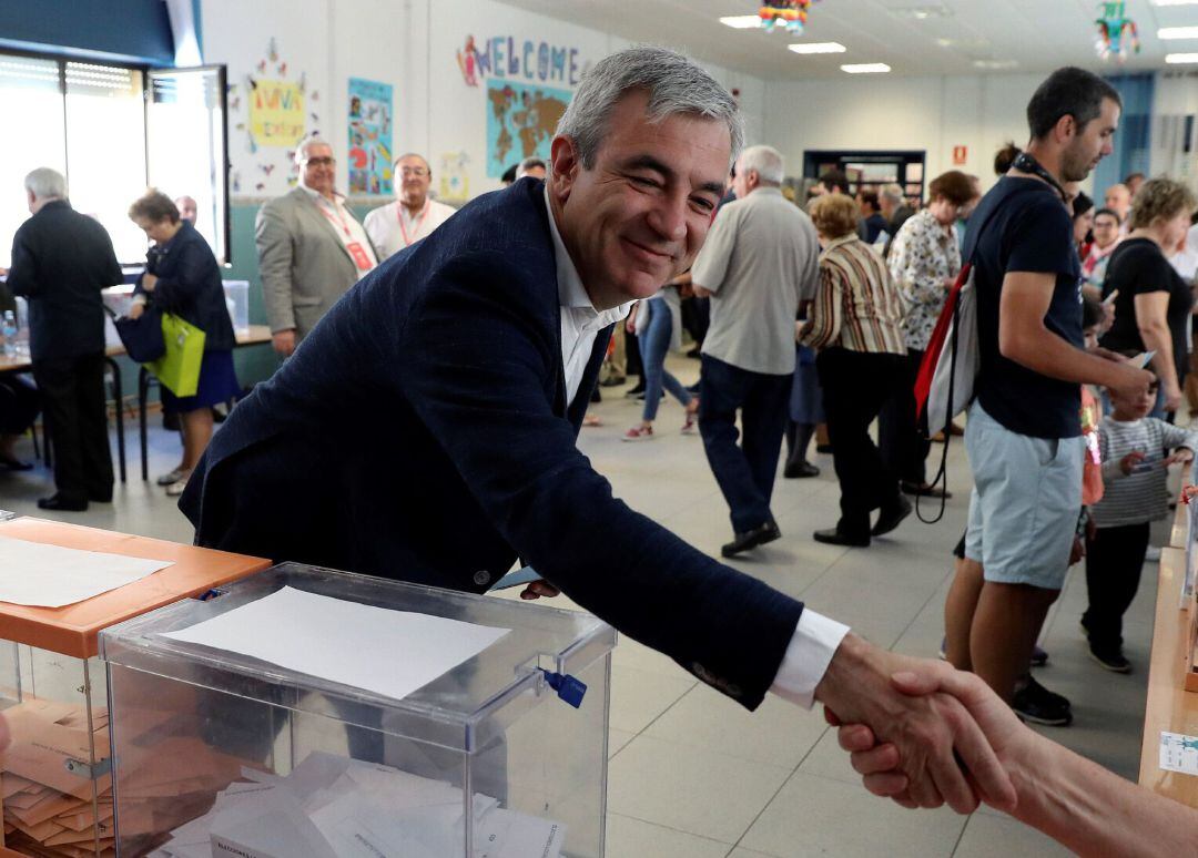 Luís Garicano, cabeza de lista de Ciudadanos al Parlamento Europeo ejerce su derecho a voto.