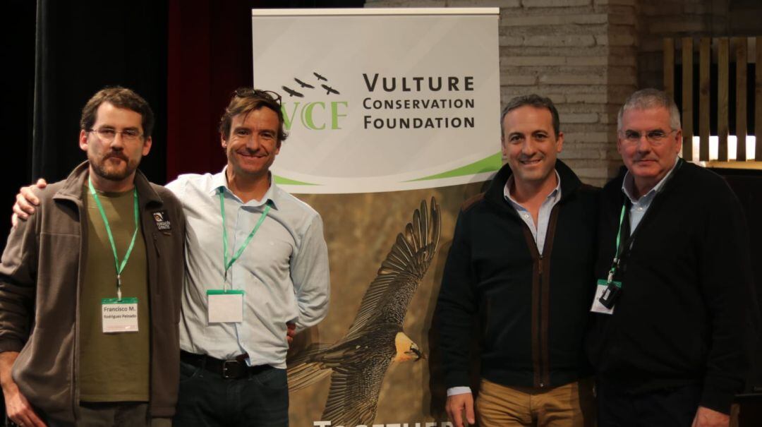 El primero por la derecha, el hasta ahora responsable del Plan de Aves Necrófagas de Andalucía y anteriormente director de Gestión del Medio Natural en Córdoba, Rafael Arenas