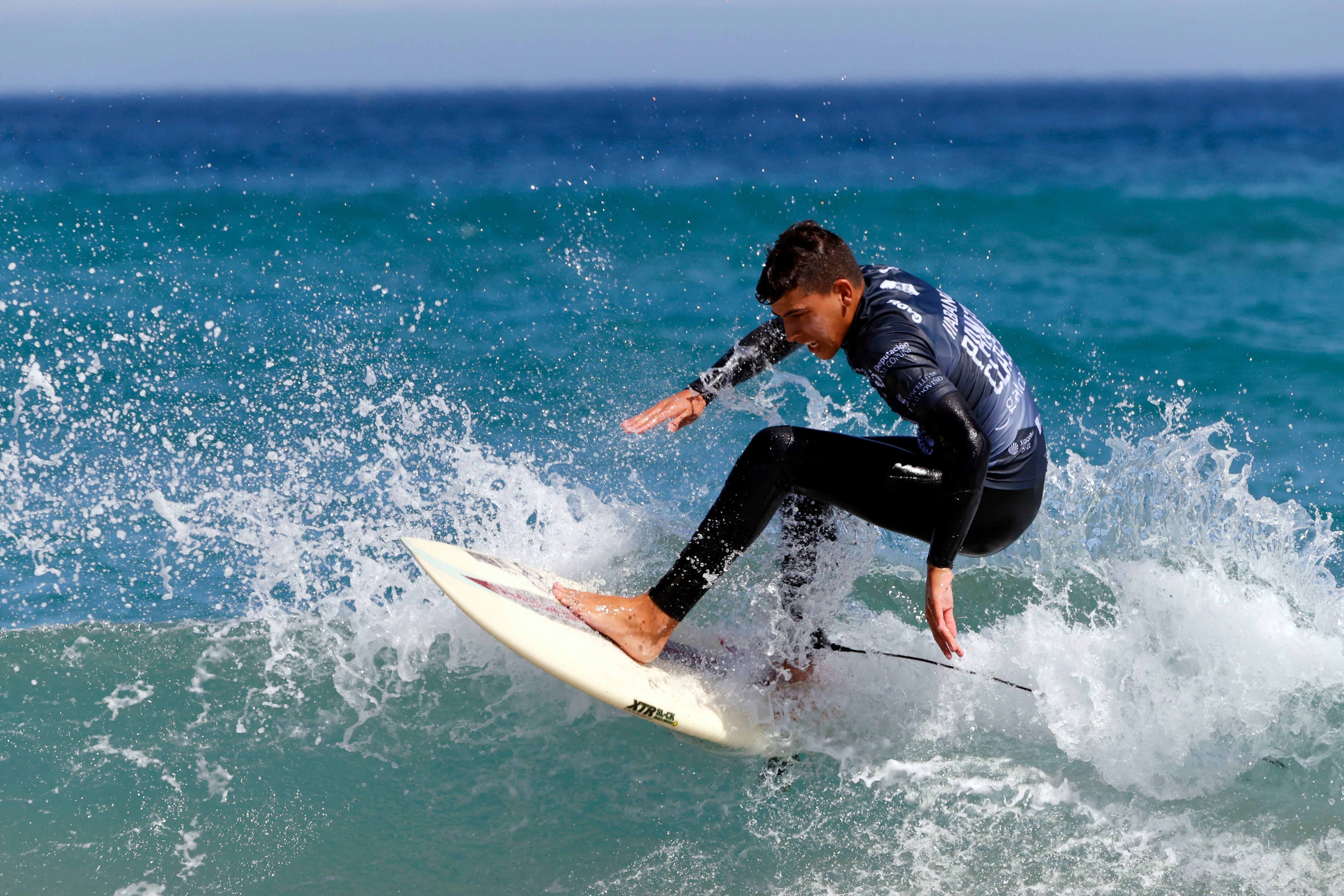 VALDOVIÑO, 09/07/2022.- Un surfista participa en la 35 edición del Abanca Pantín Classic Galicia Pro, principal prueba de surf en España, en la que cita a más de 150 de los mejores deportistas de esta especialidad en el mundo, este sábado, durante la presentación del torneo en Valdoviño. EFE/ Kiko Delgado